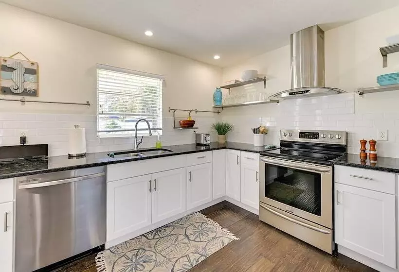 Sunny Sarasota Home W/ Pool Near Siesta Key Beach!