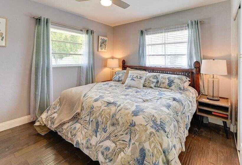 Sunny Sarasota Home W/ Pool Near Siesta Key Beach!