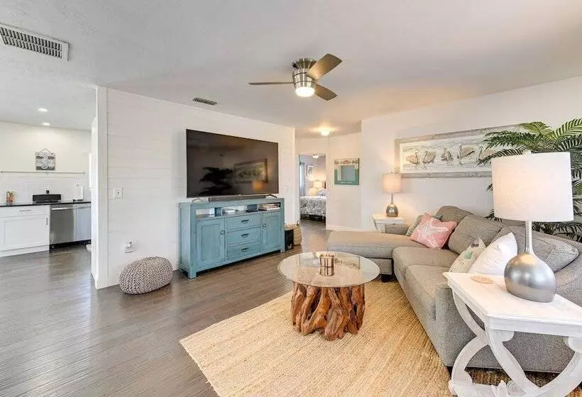 Sunny Sarasota Home W/ Pool Near Siesta Key Beach!