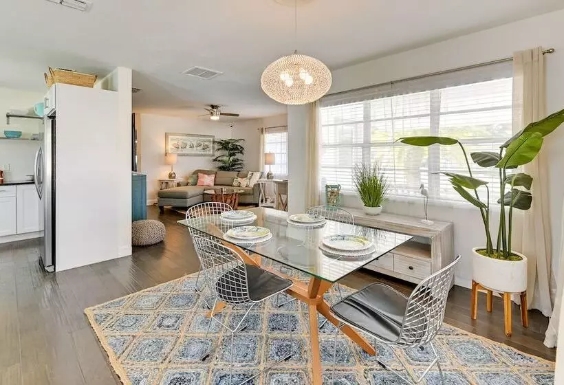 Sunny Sarasota Home W/ Pool Near Siesta Key Beach!