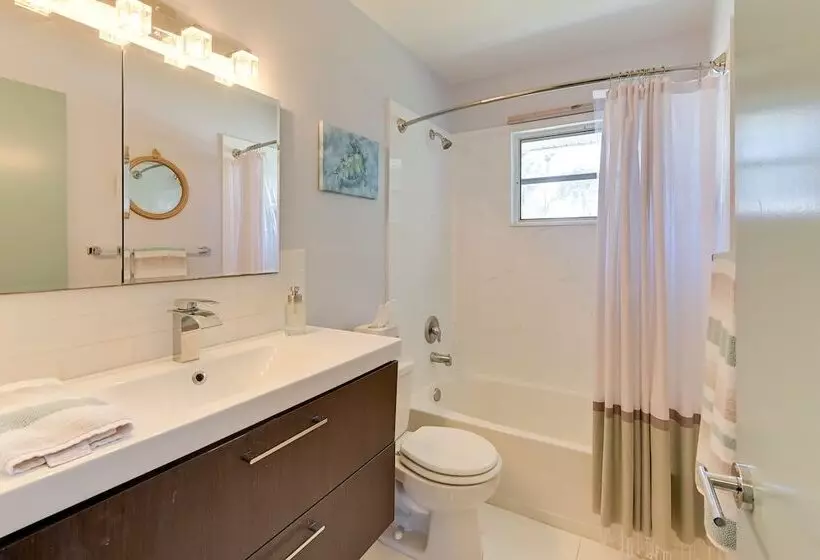 Sunny Sarasota Home W/ Pool Near Siesta Key Beach!