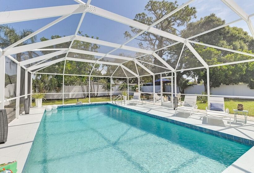Sunny Sarasota Home W/ Pool Near Siesta Key Beach!