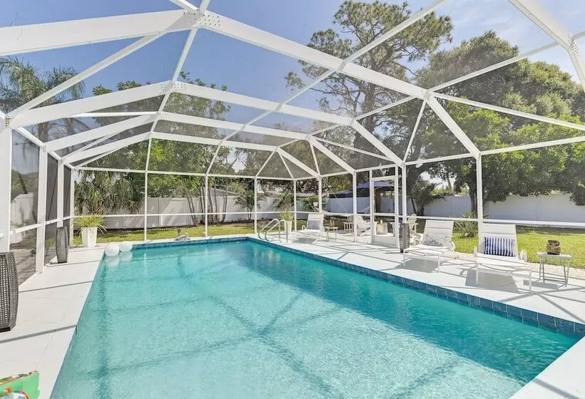 Sunny Sarasota Home W/ Pool Near Siesta Key Beach!