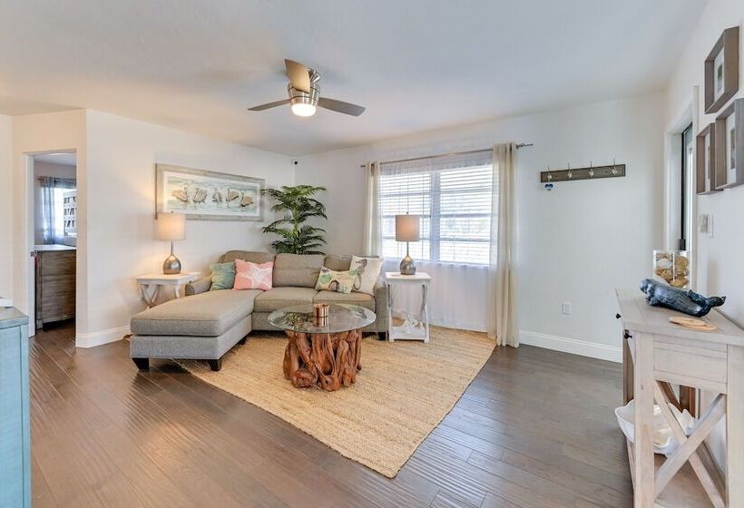 Sunny Sarasota Home W/ Pool Near Siesta Key Beach!