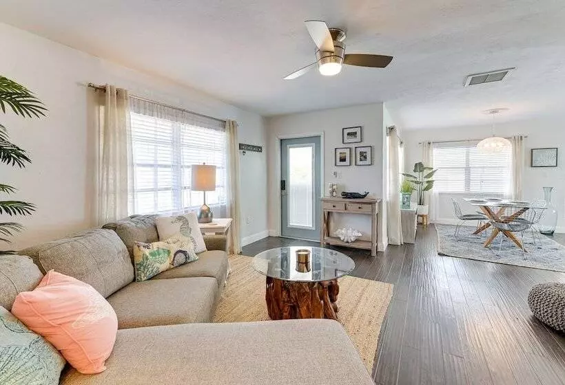 Sunny Sarasota Home W/ Pool Near Siesta Key Beach!