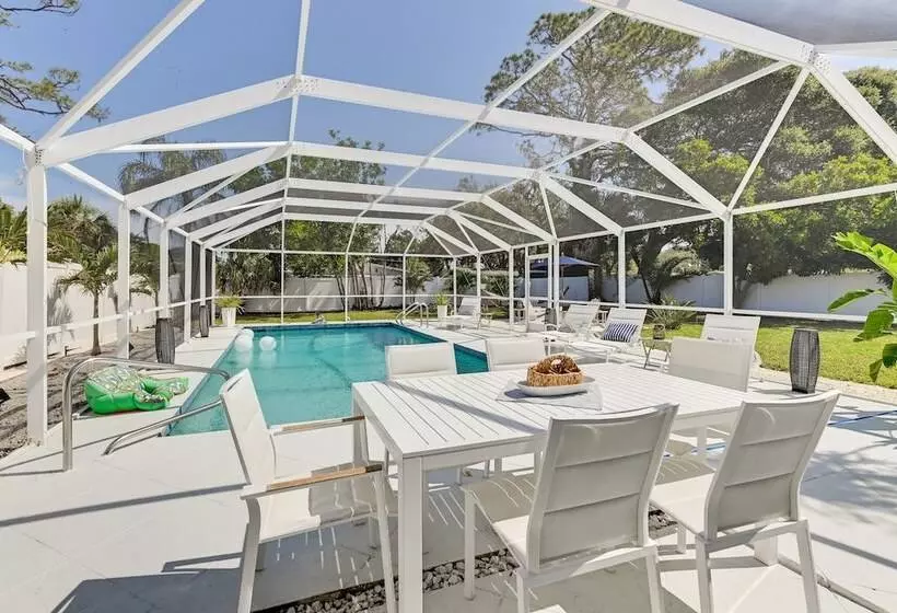 Sunny Sarasota Home W/ Pool Near Siesta Key Beach!
