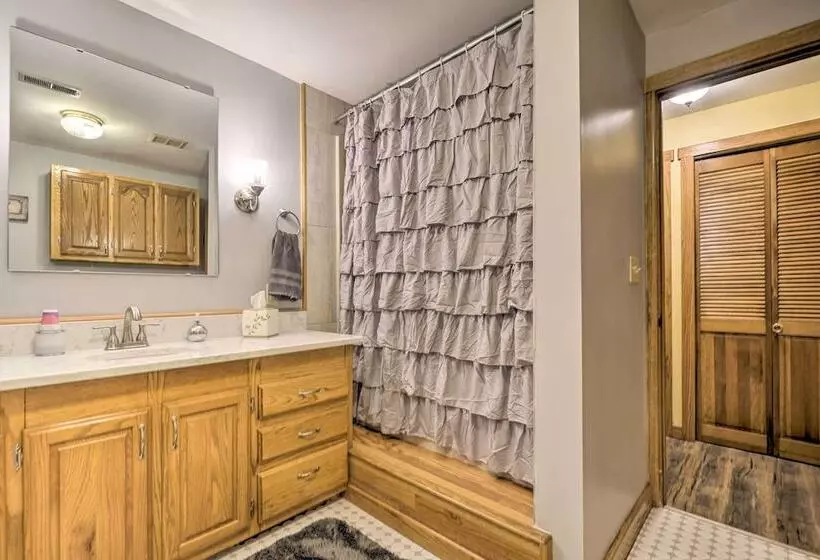 Updated Buckeye Lake Retreat W/ Game Room!