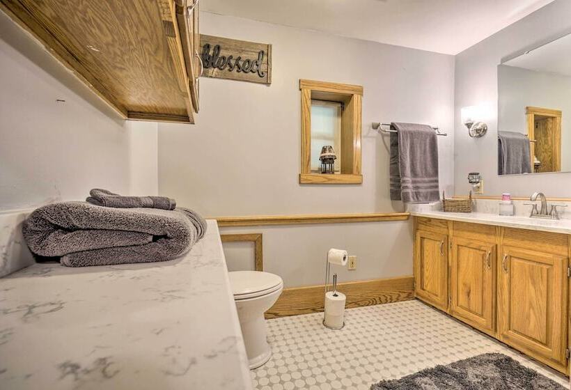 Updated Buckeye Lake Retreat W/ Game Room!