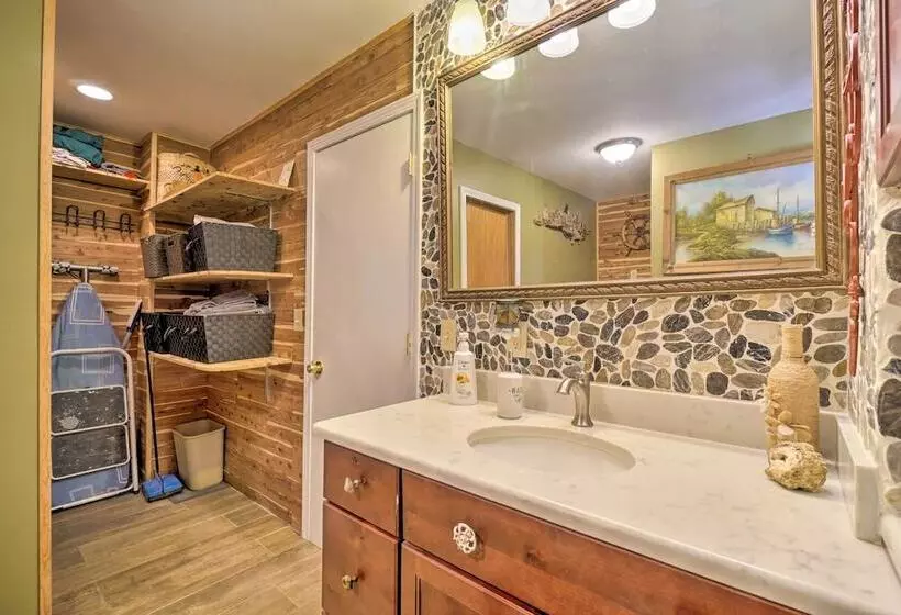 Updated Buckeye Lake Retreat W/ Game Room!