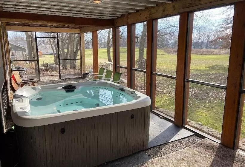 Updated Buckeye Lake Retreat W/ Game Room!