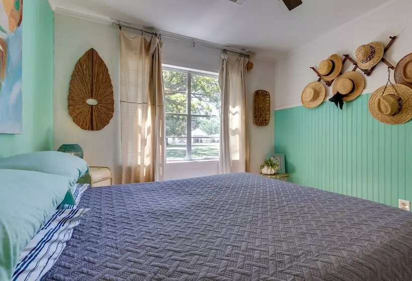 Vibrant Pass Christian Oasis   3 Blocks To Beach!