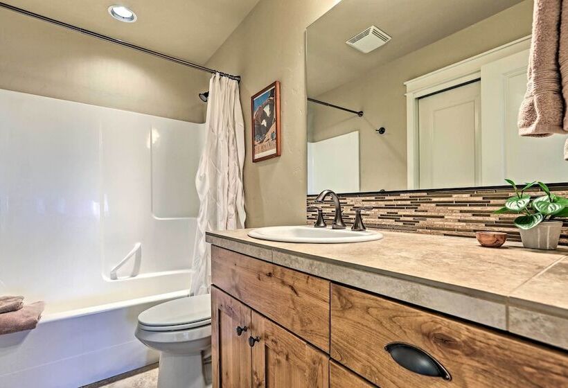 Family Friendly Bend Home: 1 Mi To Downtown!