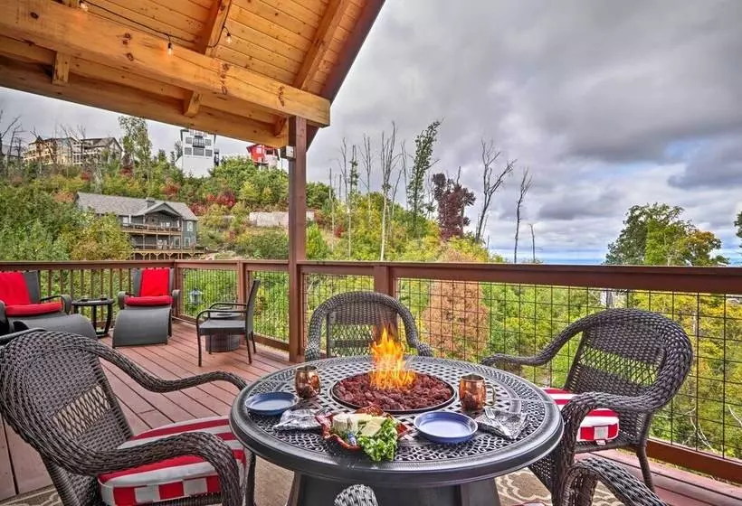 Woodsy Retreat W/ Fire Pit & Resort Amenities