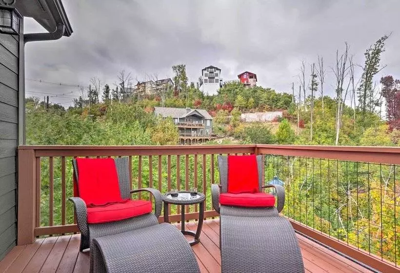 Woodsy Retreat W/ Fire Pit & Resort Amenities