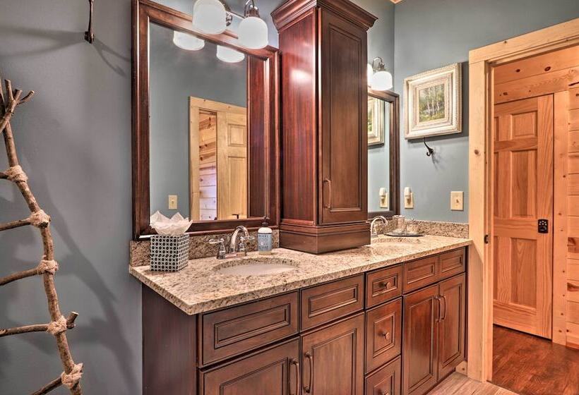 Woodsy Retreat W/ Fire Pit & Resort Amenities