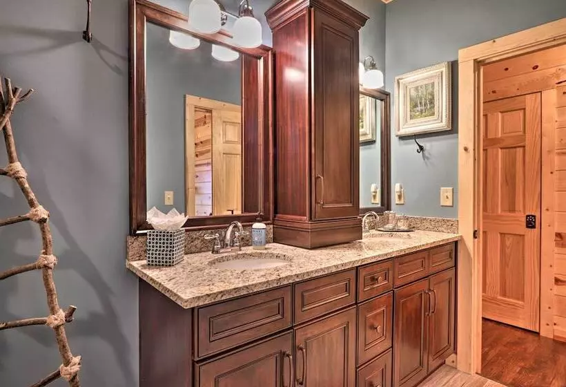 Woodsy Retreat W/ Fire Pit & Resort Amenities