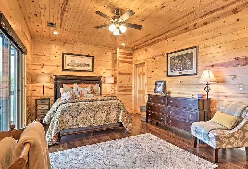 Woodsy Retreat W/ Fire Pit & Resort Amenities