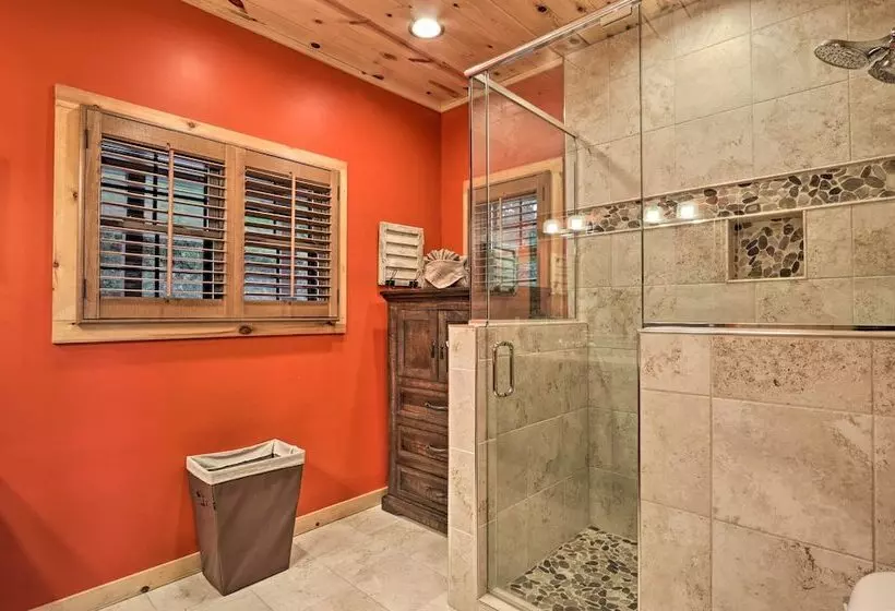 Woodsy Retreat W/ Fire Pit & Resort Amenities