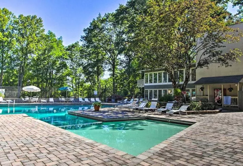 Woodsy Retreat W/ Fire Pit & Resort Amenities