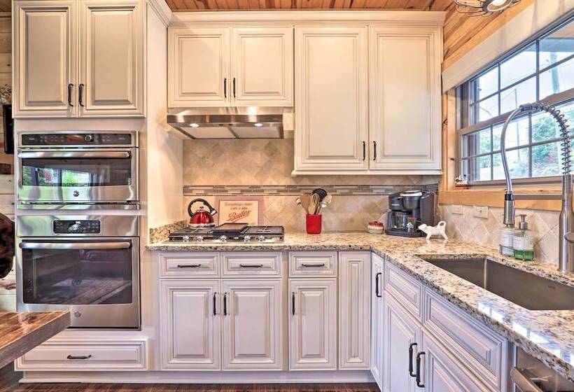 Woodsy Retreat W/ Fire Pit & Resort Amenities