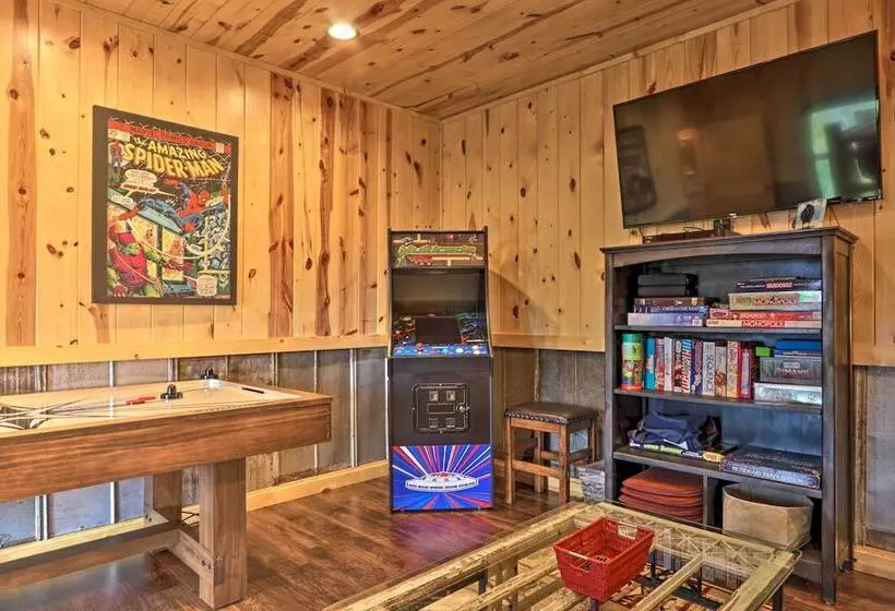 Woodsy Retreat W/ Fire Pit & Resort Amenities