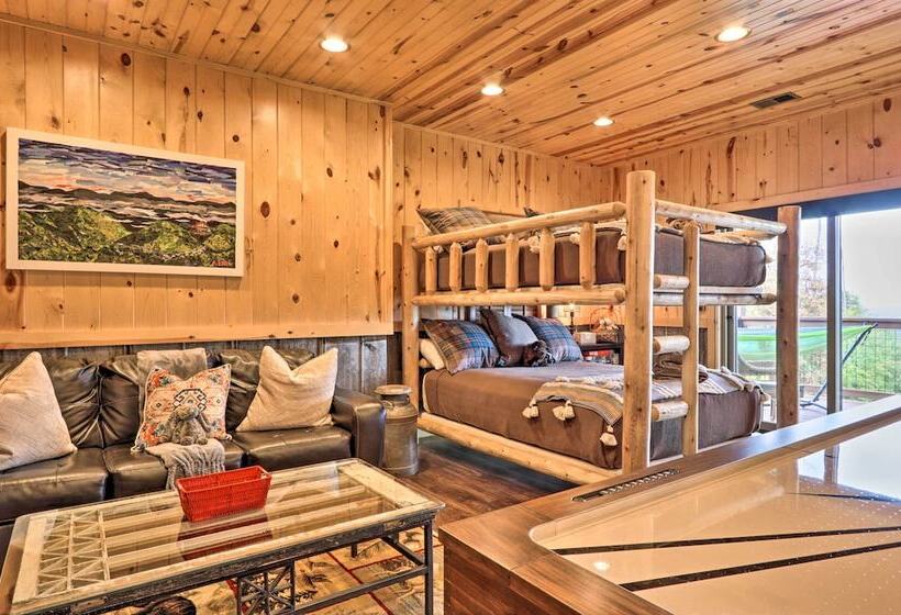 Woodsy Retreat W/ Fire Pit & Resort Amenities