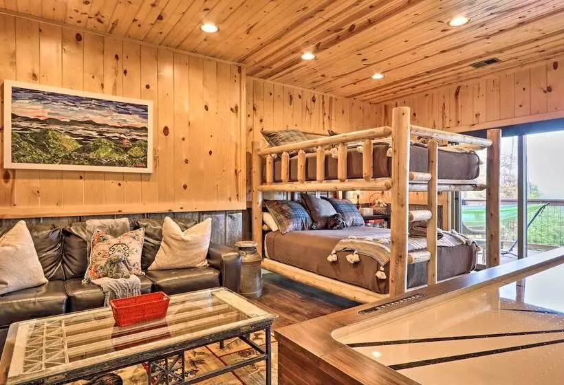 Woodsy Retreat W/ Fire Pit & Resort Amenities