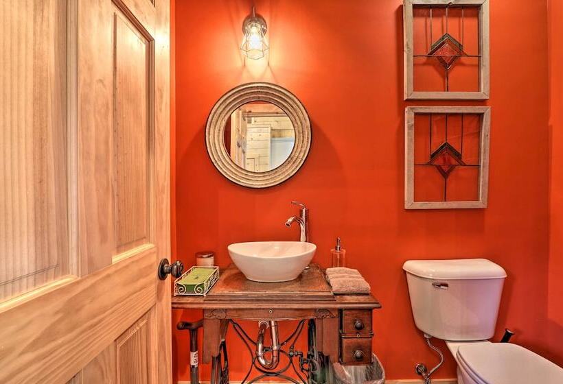 Woodsy Retreat W/ Fire Pit & Resort Amenities