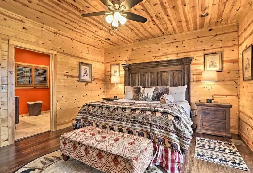 Woodsy Retreat W/ Fire Pit & Resort Amenities