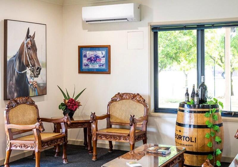 Hawkesbury Race Club Motel