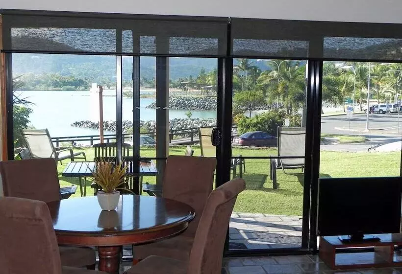 Hotelli Airlie Waterfront Bed & Breakfast