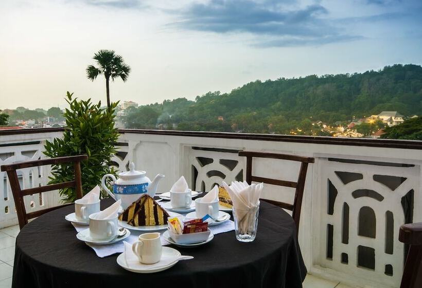 בית מלון כפרי Ceyloni Lake Residency