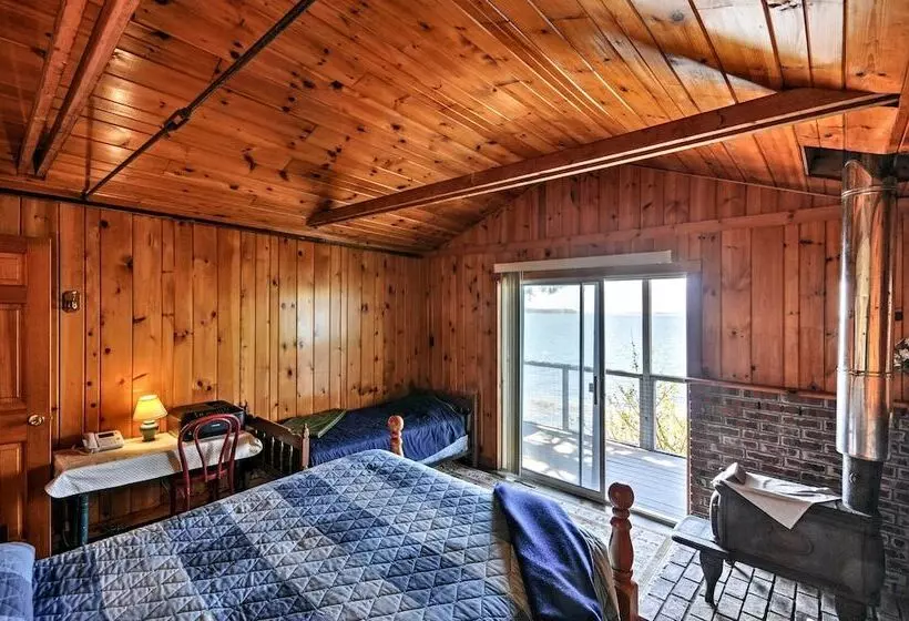 Bayfront Hancock Cottage W/ Beach Access & Views!