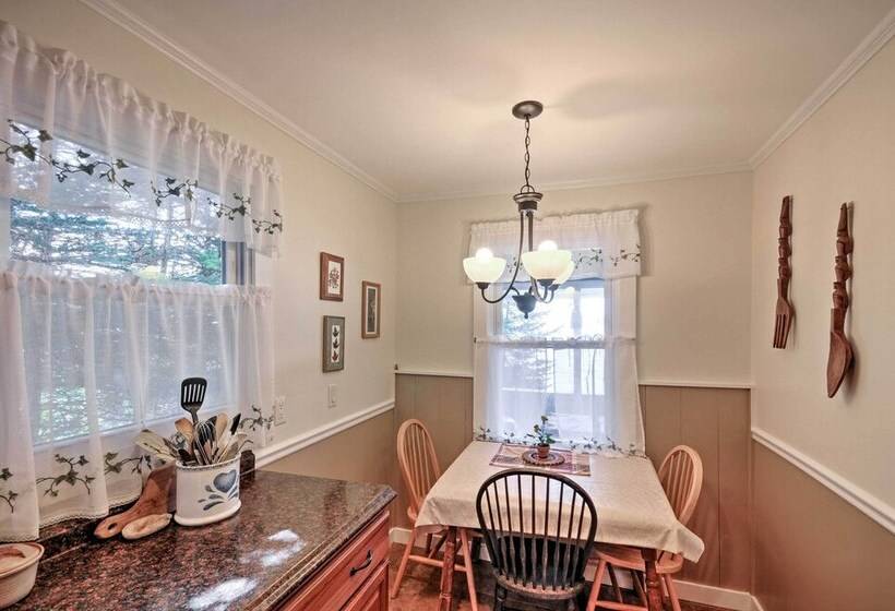 Bayfront Hancock Cottage W/ Beach Access & Views!