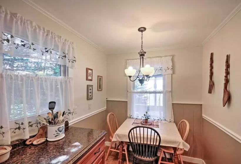 Bayfront Hancock Cottage W/ Beach Access & Views!