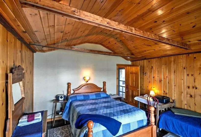 Bayfront Hancock Cottage W/ Beach Access & Views!