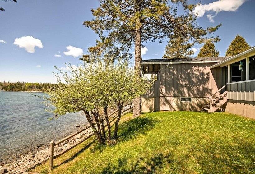 Bayfront Hancock Cottage W/ Beach Access & Views!