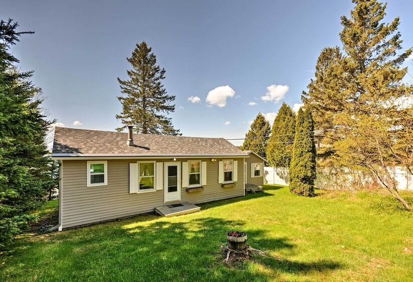 Bayfront Hancock Cottage W/ Beach Access & Views!