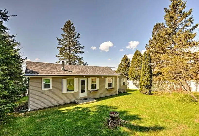 Bayfront Hancock Cottage W/ Beach Access & Views!