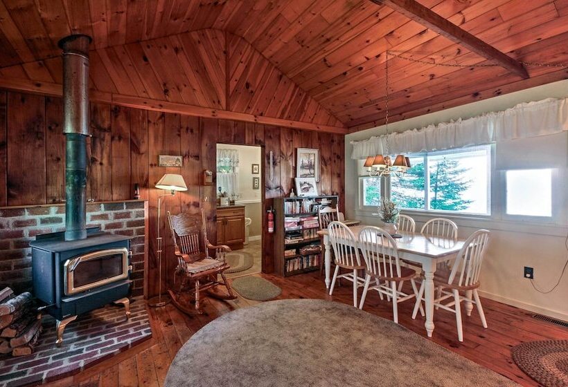 Bayfront Hancock Cottage W/ Beach Access & Views!