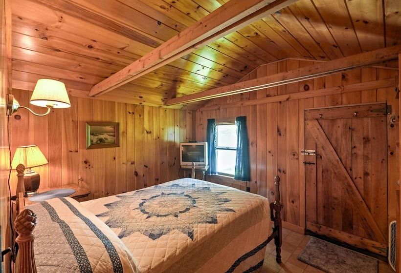 Bayfront Hancock Cottage W/ Beach Access & Views!