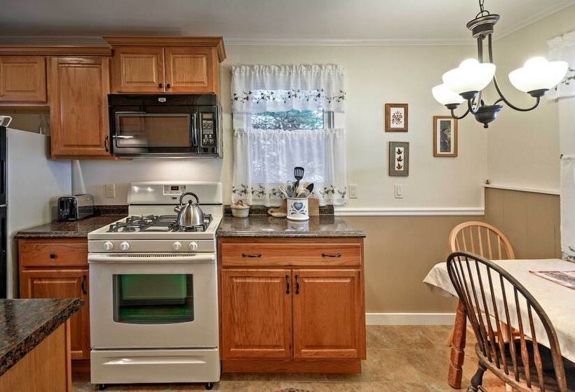 Bayfront Hancock Cottage W/ Beach Access & Views!