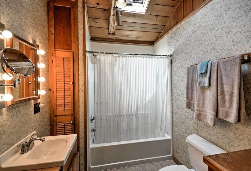 Bayfront Hancock Cottage W/ Beach Access & Views!