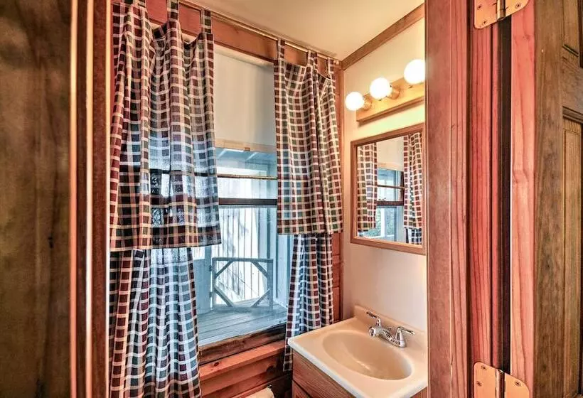 Bayfront Hancock Cottage W/ Beach Access & Views!