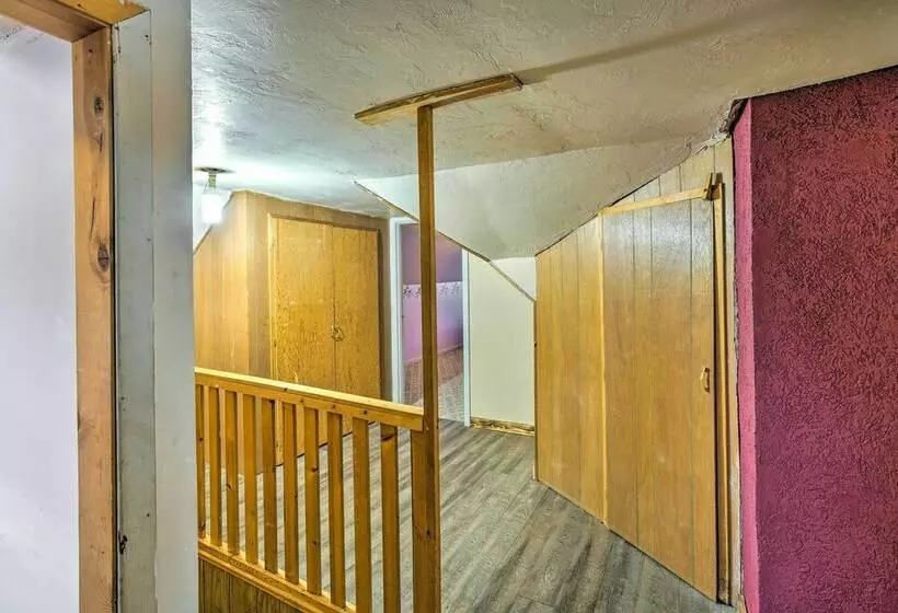 Charming  Corral Creek Ranch House  In Circle