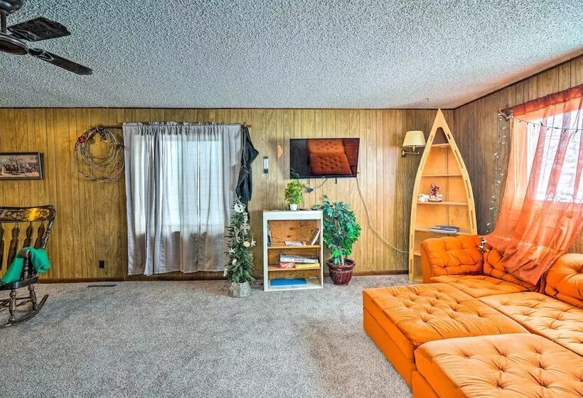 Charming  Corral Creek Ranch House  In Circle