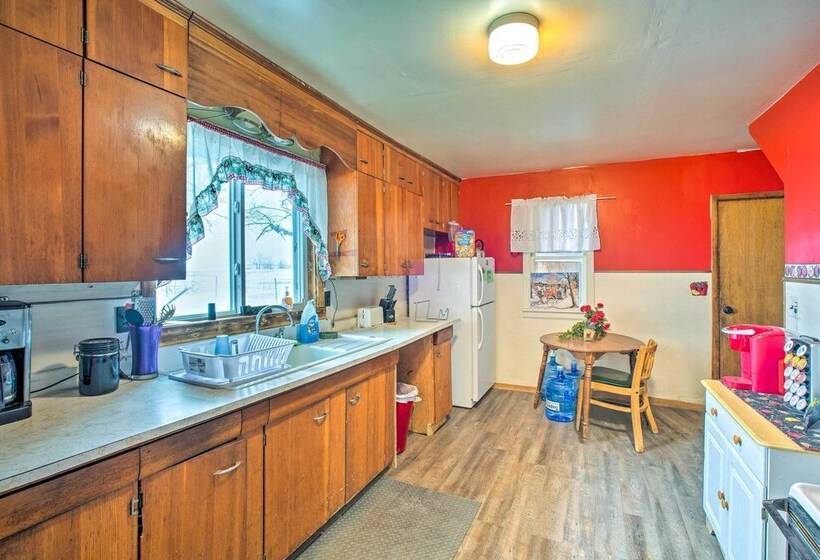 Charming  Corral Creek Ranch House  In Circle