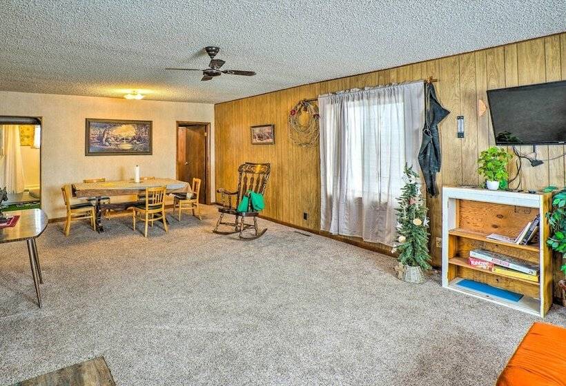 Charming  Corral Creek Ranch House  In Circle