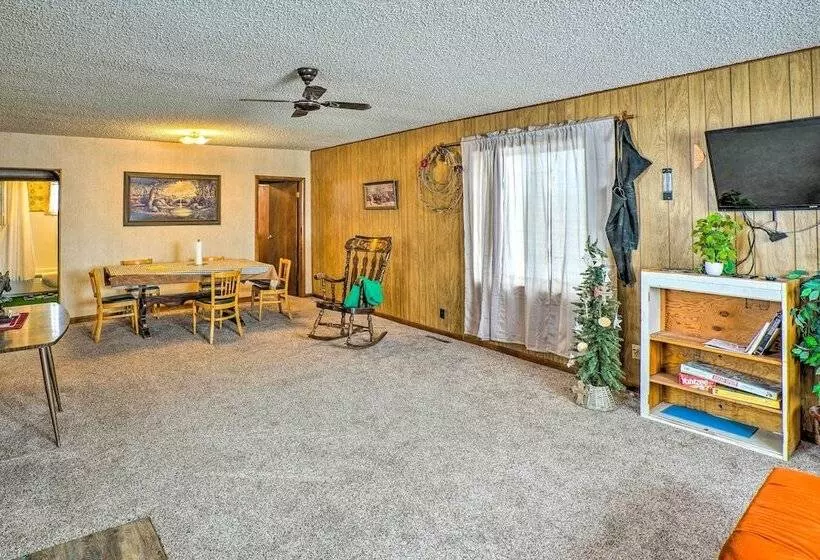 Charming  Corral Creek Ranch House  In Circle