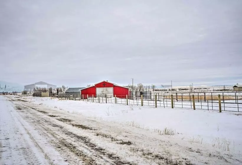 Charming  Corral Creek Ranch House  In Circle